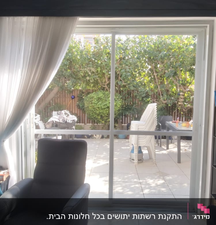 דלת הזזה מאלומיניום עם וילון לבן